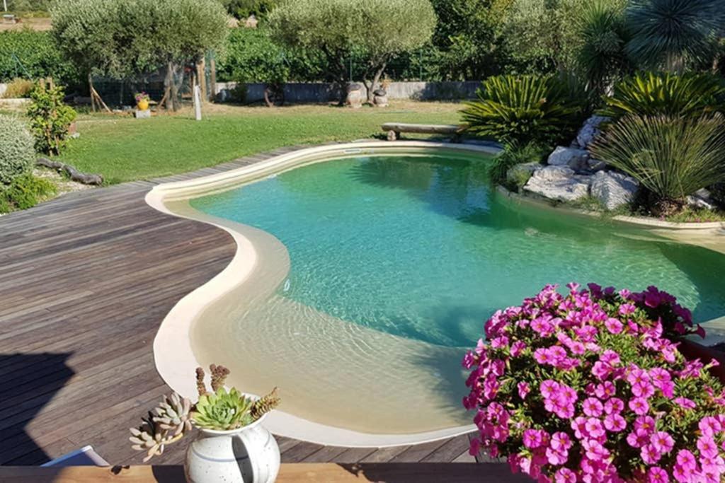 Le Clos Des Vignes Junas Bagian luar foto