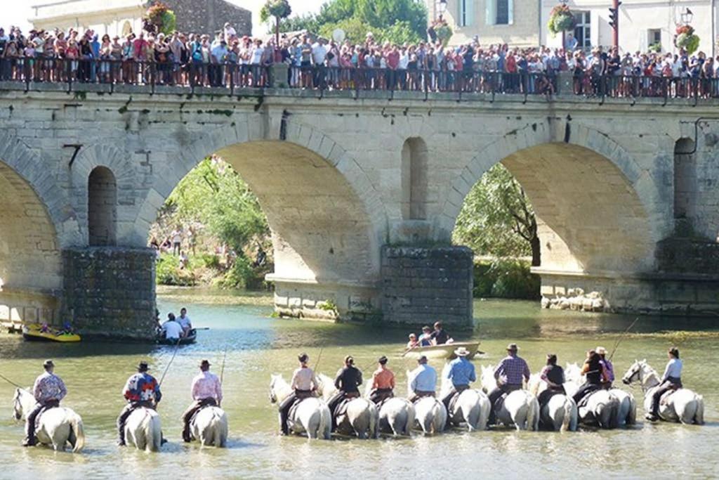 Le Clos Des Vignes Junas Bagian luar foto