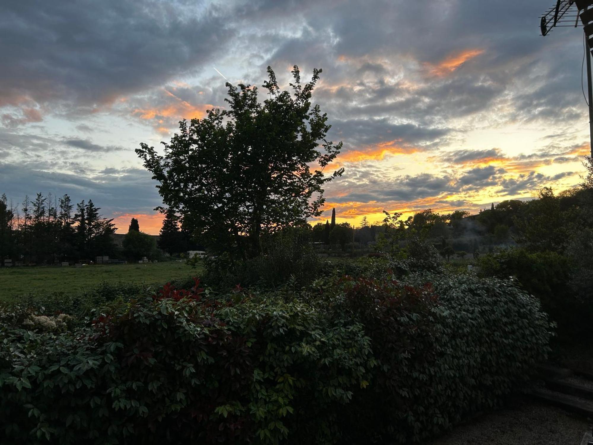 Le Clos Des Vignes Junas Bagian luar foto